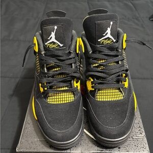 Air Jordan 4 Thunders